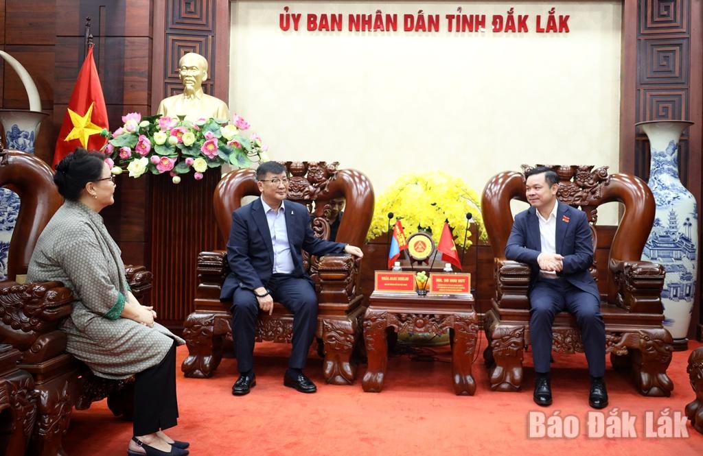 Đại sứ đặc mệnh toàn quyền Mông Cổ tại Việt Nam chào xã giao lãnh đạo UBND tỉnh